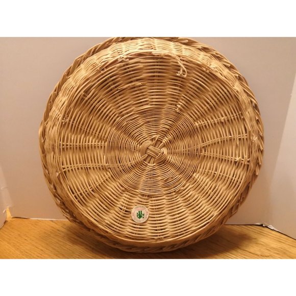 Round Wicker Quilted Star Christmas Wall Hanging Red Green - Picture 2 of 4